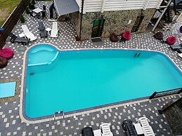 Whiteberry Hotel