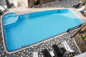 Whiteberry Hotel