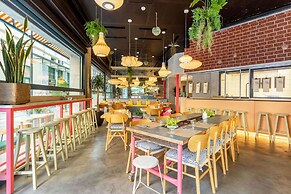 Bob W Athens Eolou