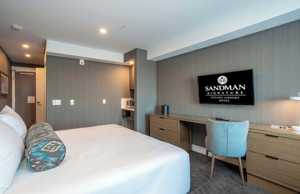 Sandman Signature Ottawa Airport Hotel