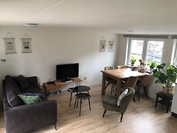 Slapen in eigentijds woonboot hotel