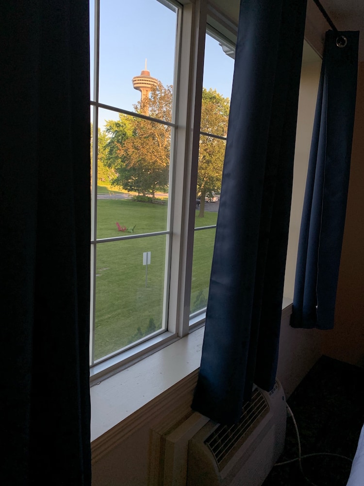 Falls Lodge and Suites