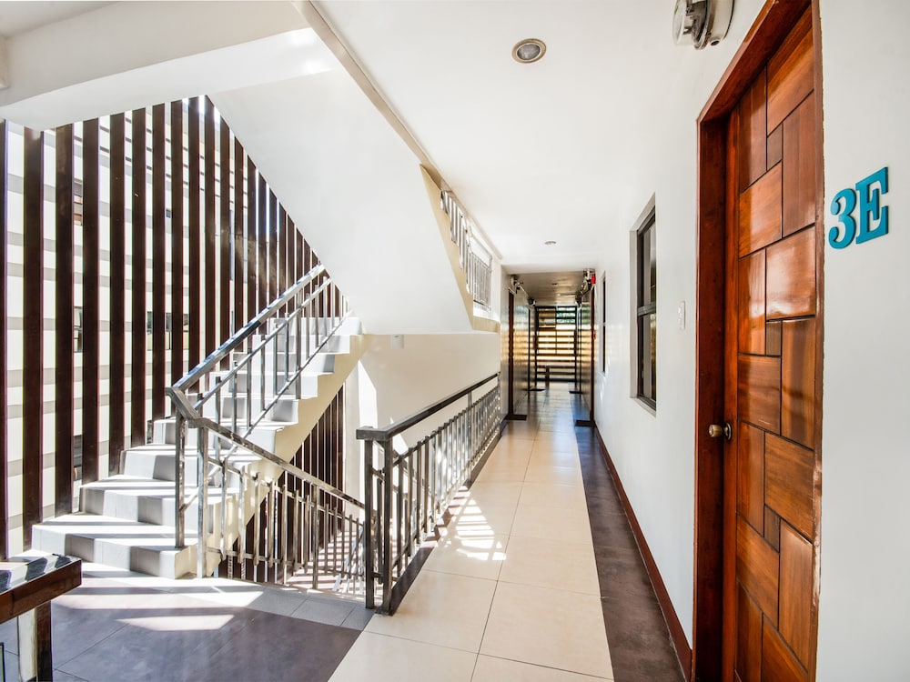 OYO 443 Maria Cristina Arcade Suites