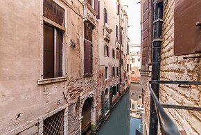 Fenice Backstage over Canal