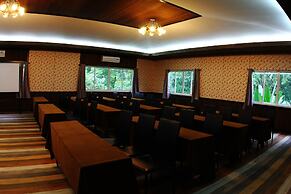 The Hub Erawan Resort