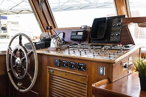 Luxury Boat in Port Forum