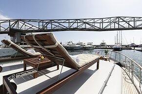 Luxury Boat in Port Forum