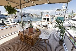 Luxury Boat in Port Forum