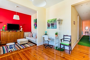 Bright & Beautiful Top Floor Graça Flat