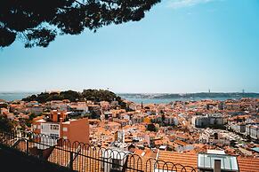 Bright & Beautiful Top Floor Graça Flat