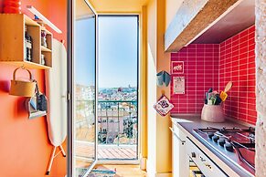 Bright & Beautiful Top Floor Graça Flat