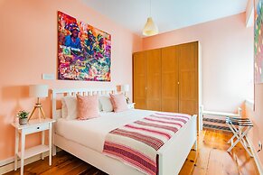 Bright & Beautiful Top Floor Graça Flat