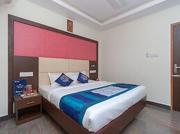OYO 16595 Famous Residency