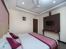OYO 16595 Famous Residency