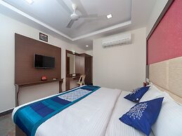 OYO 16595 Famous Residency