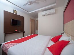 OYO 16595 Famous Residency