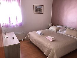 Angelas Apartments