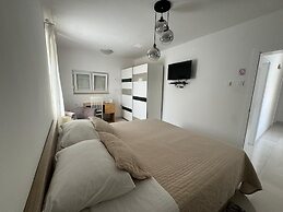 Angelas Apartments