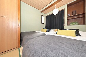 Namba East House01