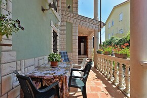 Apartment 498