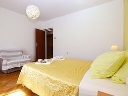 Apartment 686