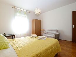 Apartment 686