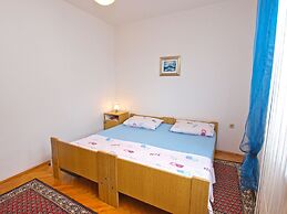 Apartment 711