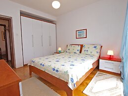 Apartment 711