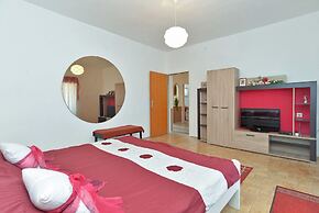 Apartment 725