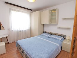 Apartment 772