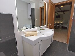 Apartment 772