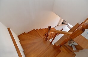 Apartment 827