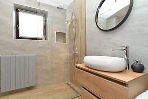 Apartment 843
