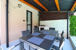 Apartment 843