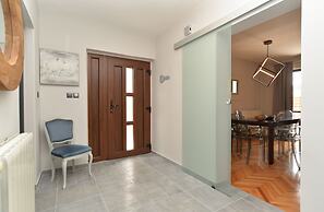 Apartment 843