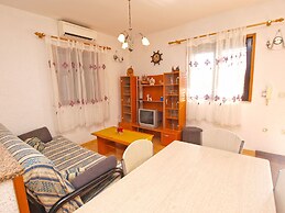 Apartment 879