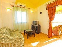 Apartment 879