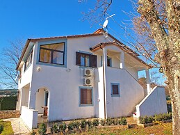 Apartment 879