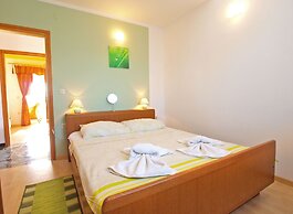 Apartment 879