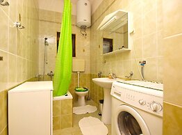 Apartment 879