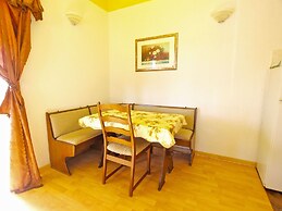 Apartment 879
