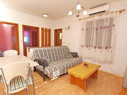 Apartment 879