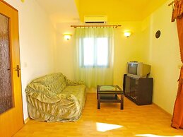 Apartment 879