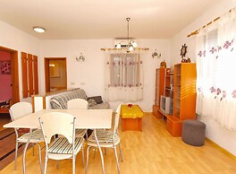 Apartment 879