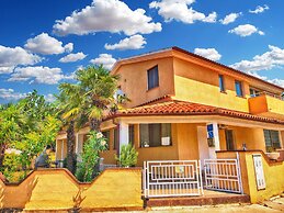 Apartment 894