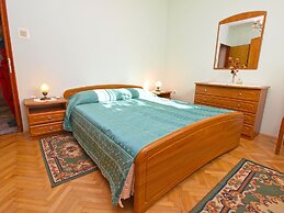 Apartment 933