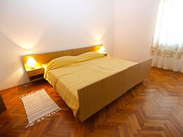 Apartment 977