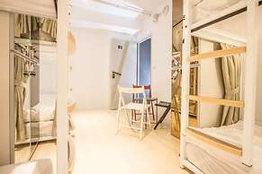 LIGHT INN - Hostel