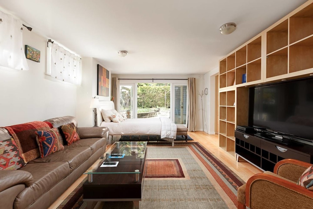 Private and Cozy Home in Kerrisdale