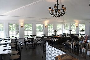 Shelter Harbor Inn